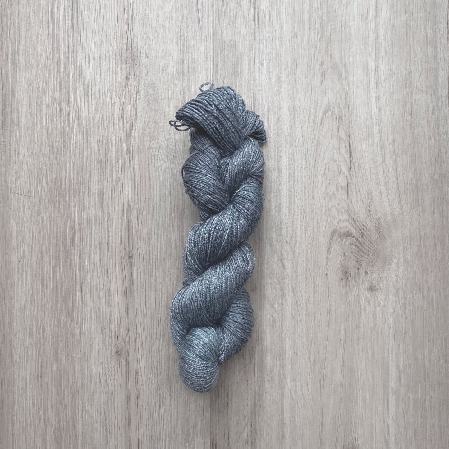 Bambus Sockenwolle 4fädig - 💙 Blau / Taubenblau – leise, klar und unendlich